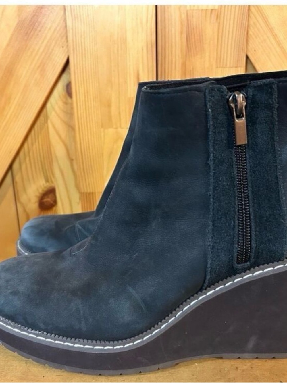 TOMS Black Raven Suede Wedge womena boots 10